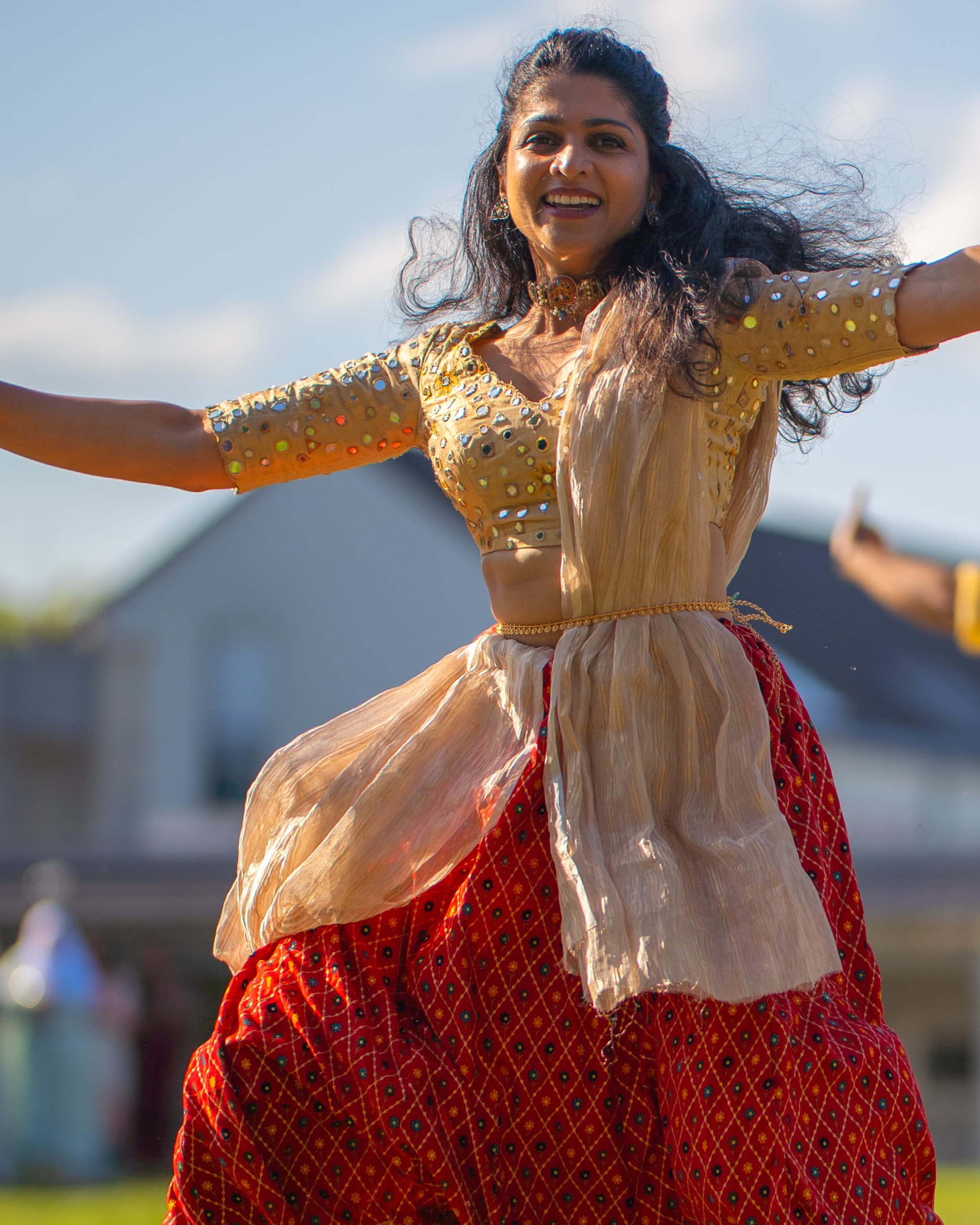 Aiswarya tanzt Bollywood und indische zeitgenössische Choreografie im Studio.